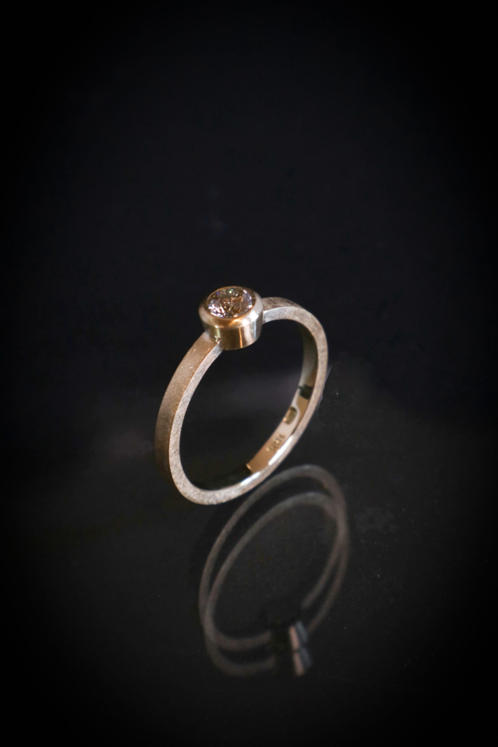 Diamond in 18kt gold engagement ring