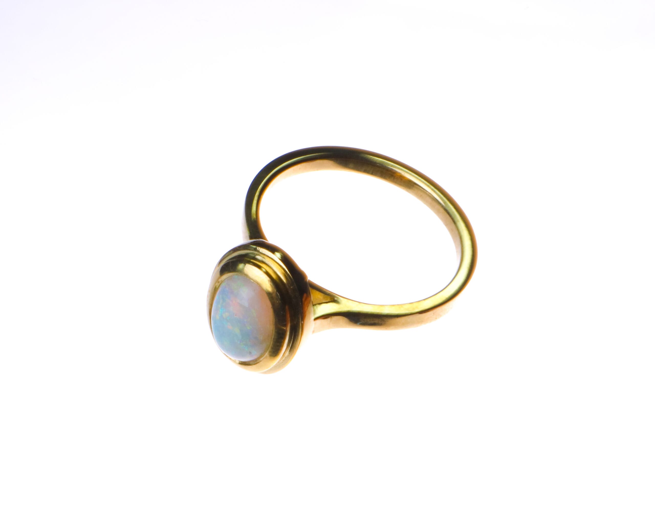 Oval opal in 18kt gold Ring