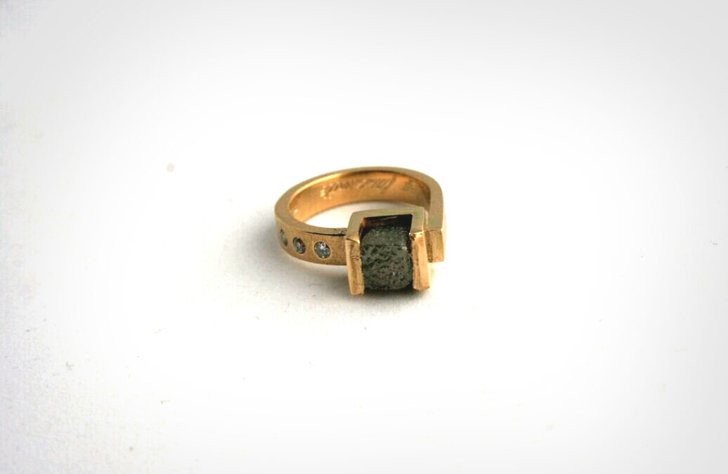 Rough and round diamond in 18kt gold ring